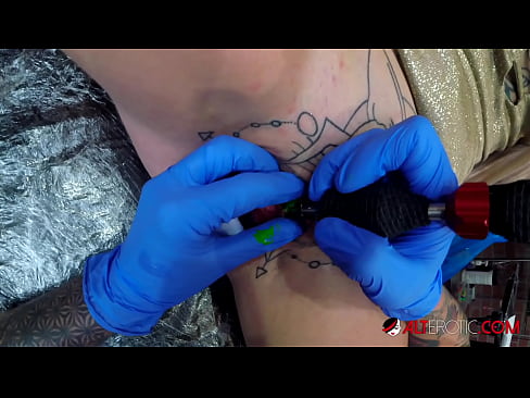❤️ Estremamente tatuato hottie Sully Savage ottenuto un tatuaggio sul suo clitoride ❌ Fottutaal it.hentai-id-tv.ru ❤️
